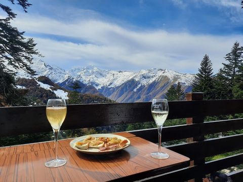 In een idyllische omgeving op de hoogten van de badplaats Guzet, kom en ontdek dit prachtige chalet. U zult meteen verleid worden door de locatie met veel ruimte rondom. De grote woonkamer en het terras met een prachtig uitzicht op de Pyreneeën zijn ...