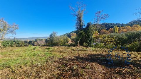 Die Agentur Elios Group freut sich, Ihnen 15 Minuten von St. Maximin la Sainte Baume in der Stadt Mazaugues entfernt ein Baugrundstück von ca. 420 m² zu präsentieren, nur einen Steinwurf vom Stadtzentrum entfernt, die Möglichkeit, ein 110 m² großes H...