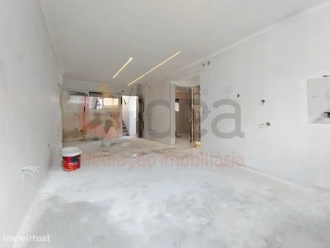 Apartamento T2 em fase final de remodelação total. Este imóvel prima pela excelente qualidade na escolha de materiais, pelo conforto, comodidade e elegância com que está a ser desenvolvido todo este processo de remodelação. Data prevista de conclusão...