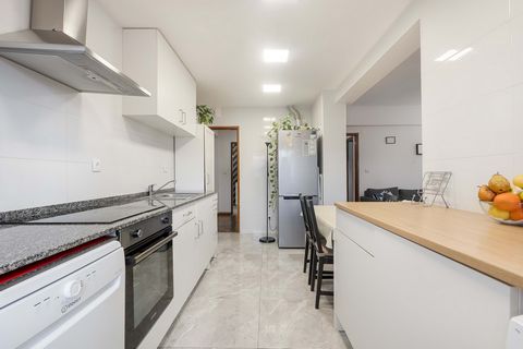 Welcome to this Semi Renovated 1+1 Bedroom Apartment with Sunroom, located on the 3rd floor with a storage room in the building's attic. Excellent location at Rua Cândido dos Reis, nº18, in Agualva, where convenience and quality of life meet. This pr...