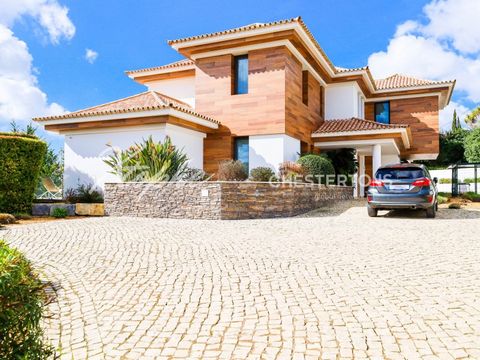 Diese atemberaubende, moderne Villa befindet sich in der prestigeträchtigen Gegend von Vale Formoso an der Algarve und bietet die perfekte Mischung aus modernem Design und natürlichen Materialien wie Holz und Stein und schafft eine anspruchsvolle und...