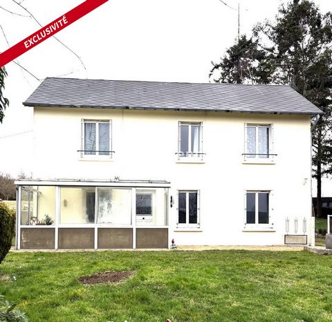 Je vous présente en EXCLUSIVITE ! cette jolie maison de campagne aux beaux volumes avec sa dépendance, idéalement située entre St -Sever et Vire Normandie, sur la Commune de Mesnil Clinchamps. Composée comme suit :Véranda accédant à la salle -salon, ...