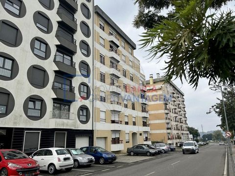 Apartamento T3, localizado em Oliveira de Azeméis, junto ao Pingo Doce Apartamento composto por hall de entrada, sala com recuperador e varanda, WC de serviço, cozinha com despensa; na zona privada encontramos uma suite, casa de banho completa e 2 qu...