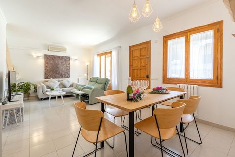 Paris is a beautiful house with a special charm in a quiet area just a few meters from the beautiful sandy beach of Son Serra de Marina. It is a charming house with lots of light, equipped for 6 people. In the house you will find two large terraces, ...