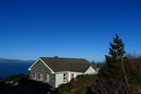 Großes Grundstück mit fantastischer Sicht über Dingle Bay. Ein Kaminofen im Wohnzimmer sorgt, neben der Zentralheizung, für gemütliche wohlige Wärme. Direkt daran angeschlossen ist die gut ausgestattete Küche mit einem großen Esstisch für ein leckere...