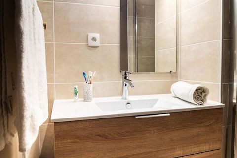 Perché sur un coteau ensoleillé, ce charmant village de vacances offre une escapade sereine au cœur d'une végétation luxuriante et de la beauté paisible de la Lozère. Avec sa piscine accueillante et son aire de jeux pour enfants nichée dans un écrin ...