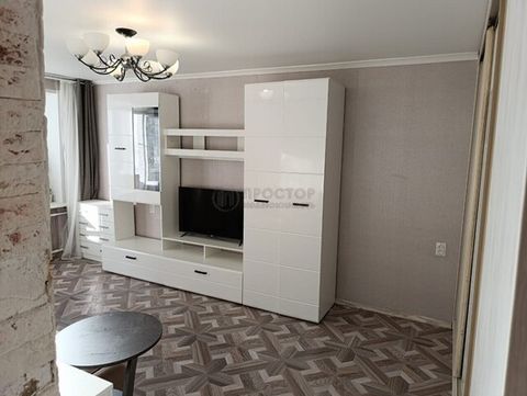 Код объекта: 1948218. Предлагаем вашему вниманию 2-комнатную квартиру в микрорайоне Щёлково-3 по адресу улица Жуковского, 7. Квартира с прекрасным ремонтом ,остается встроенная мебель в комнате, кухонный гарнитур с бытовой техникой. Балкон застеклен....