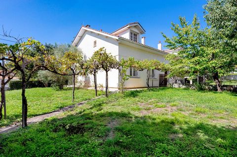 TRESSE, à vendre, à 10km environ de Bordeaux, maison familiale à 5 min à pied du centre de Tresse et du tramway Dravemont. Construite dans les années 70, non mitoyenne, dotée d'un étage, elle comprend 5 chambres dont deux au rez de chaussée, un vaste...