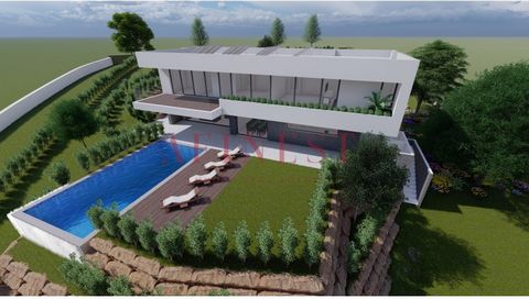 *LOW OF 300,000,00€* Land with 1760m2 in Belas Clube de Campo with previous study done by architect (not completed or delivered) in CMS and with a unique view over the golf club and with a lake surroundings. You have the possibility to make basement ...