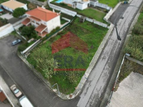 Two plots with a total area of 593sq.M located in Sobral da Lagoa, Óbidos. For the construction of two townhouses with 134sq.M of implementation area and 262sq.M of gross construction area. In a quiet residential area overlooking the Óbidos Lagoon. C...