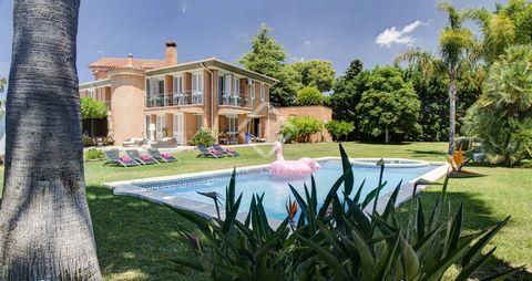 Increíble villa de 838 m² situada sobre una parcela de 2.353 m² formada por amplias zonas ajardinadas, piscina y varias terrazas. Se encuentra en una de las zonas más selectas y tranquilas de la ciudad de Valls, a escasos minutos del centro de Tarrag...