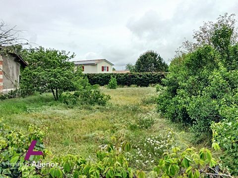 Move from the idea to the project with a plot of land in the municipality of Cestas. You will benefit from a surface of 950m2 to design your new villa. Your real estate agency Immo Alienor is at your disposal if you wish to visit this land not free o...