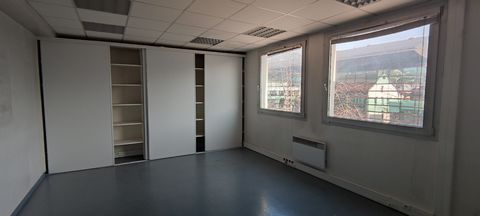 Offices for sale in downtown Montbéliard on axis passing in an office building at the foot of shops. Offices on 102m2, divisible and/or convertible surfaces. A must visit. FAI price: 72 665€ If you want more information about these offices, contact t...