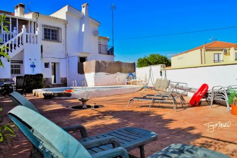 Beautifully located 7 bedroom villa in the lovely village of Jatar, just 10km from Alhama de Granada. Currently divided into 2 large apartments, each with individual access. The property enjoys a very large southfacing garden and pool with views over...