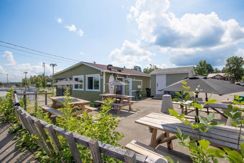 For Sale: Canteen in the Heart of Belvedere Park, Sherbrooke!/n/rExceptional opportunity to acquire a prosperous canteen with breathtaking views. Ideal location attracting families, outdoor enthusiasts and tourists. Varied menu, welcoming outdoor spa...