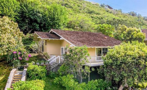 Open this Sunday 2-5 pm. Best value in Kalani Iki! Includes a separate studio with full bath and its own entrance. Enjoy tranquil Kalani Iki living in a peaceful, forest-like setting, almost like living in a tree house. 3 bed 2 bath main house with e...