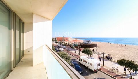 Complejo de apartamentos de lujo, nuevos y modernos , para la venta , en frente al mar , en Póvoa de Varzim, Portugal. Estos apartamentos de lujo se combinan la alta calidad de construcción y acabados contemporáneos con la mejor ubicación de la ciuda...