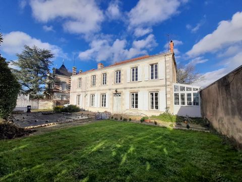 Enter through the large gates and you will find this large bourgeois house, a classic of its time, situated in a village with shops within walking distance and not far from La Rochelle. Spacious and bright, it has been renovated by the current owners...