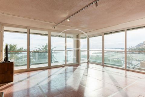 FLAT FOR SALE WITH VIEWS NEAR THE BEACH IN THE ALBUFERETA aProperties presents this exclusive frontline beach flat in the sought after area of Albufereta. Enjoy spectacular views of the sea, the port of Alicante and the Castle of Santa Barbara from t...