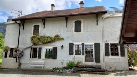 This beautiful 19th century residence, with a beautiful wooded park, is located in Collonges-sous-Salève, in tranquility, with a view of the Salève, the Jura and the Geneva basin, 5 minutes from the customs of Croix-de-Rozon, 15 minutes from Geneva, ...
