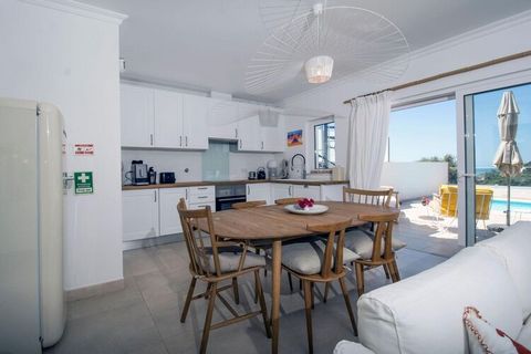Enjoy the wonderful view from the pool terrace to the bathing bay! The bright and tastefully furnished holiday home is located on a hill above the pretty fishing village of Salema in a quiet location at the end of a small street. From the spacious li...