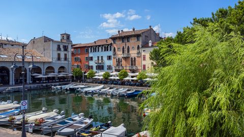 In an atmosphere of yesteryear in the heart of Desenzano del Garda, directly overlooking Porto Vecchio, Garda Haus Luxury offers for exclusive sale a charming penthouse apartment with stunning views of the lake, the castle and the town's beautiful hi...