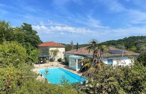 On the edge of the pretty village of Laroque-Timbaut, set within a beautiful, secluded valley, with panoramic views across woodland and sunflower fields is this former fruit farm. Accessed via a private, gated driveway this ensemble of 2 fully renova...
