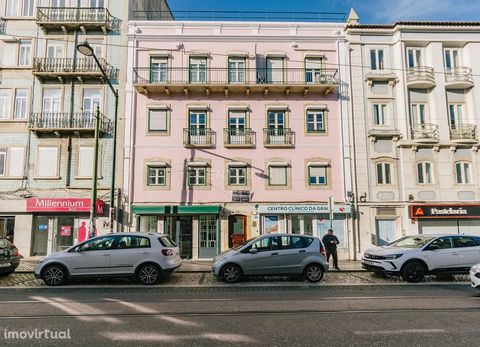 Falamos de um apartamento T3 no coração de São Vicente, considerada uma das mais antigas freguesias da cidade, onde se vive a Verdadeira Lisboa! O bairro oferece uma diversidade de comércio e serviços que garantem um elevado padrão de qualidade de vi...