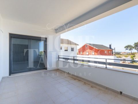 Excellent and large 3 bedroom apartment located in Carvoeira, in a quiet area but provided with all kinds of commerce and services in the vicinity. Apartment in final phase of construction, excellent areas and excellent finishes. Very wide social are...