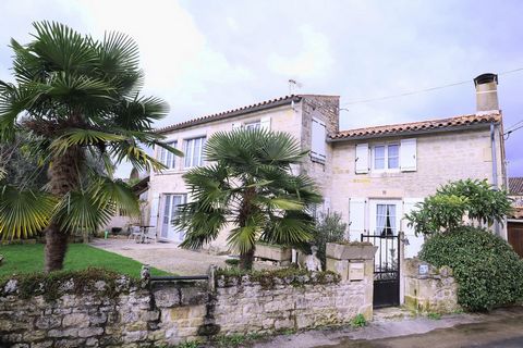 Située dans la charmante commune de Fontenille-Saint-Martin-d'Entraigues (79110), cette maison offre un cadre idéal pour une vie paisible et sereine. Nichée dans un quartier calme et bucolique, cette localité bénéficie d'un environnement naturel prés...