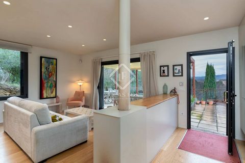 Nestled in the serene beauty of Sant Daniel, Girona, this captivating property, built in 2010 on an excellent spanning 600 square metres, offers a unique blend of modern living and natural splendour. Boasting breathtaking views of the surrounding mou...