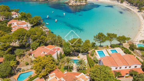 Villa of 342 m² and with the possibility of extension to a total of 800 m² on a spectacular 2,183 m² plot in the prestigious development of Cala Galdana. The property is distributed over two floors. On the ground floor we find a hall, kitchen, laundr...