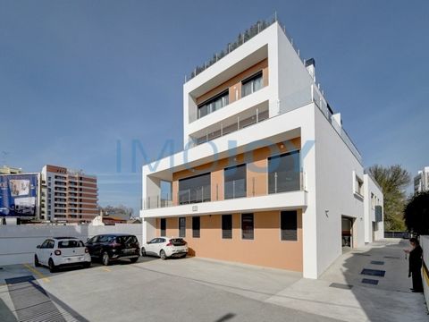 Fantastic 1 bedroom flat, new, equipped, with plenty of natural light and private parking space! Inserted in a building with lift very close to the main avenue of Setúbal: Avenida Luísa Tody. This flat is made with fantastic finishes, has a spacious ...