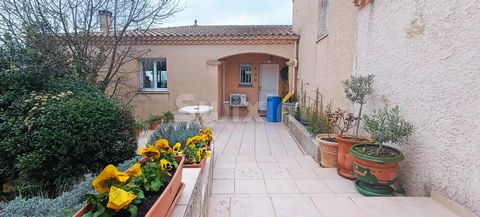Ref: 67784NC VAILHAUQUES For sale villa of approximately 140m² overlooking the charming village of Vailhauquès in a residential and highly sought-after area on a plot of approximately 1000m² suitable for swimming pool. The living room, endowed with t...