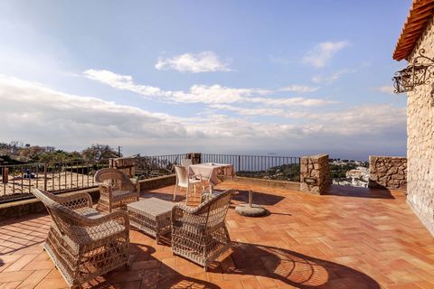 Ekskluzywna okazja do zamieszkania na urokliwej wyspie Capri. Mamy przyjemność zaoferować do sprzedaży jedyny dom wiejski na całej wyspie, dużą nieruchomość w niezrównanej lokalizacji, rozłożoną na 10 600 metrach kwadratowych ziemi, oferującą zapiera...