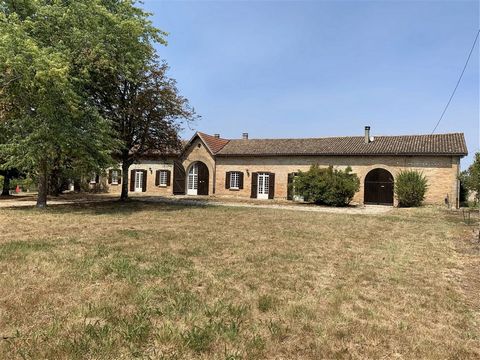 Great location, at around 40 minutes from Bordeaux, for this lovely house with all rooms on the ground floor. The large arched french doors lead to a large living room with original tiled floors and a mezzanine used as an office, this room is semi-op...