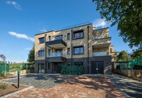 50% SOLD. ONLY 6 APARTMENTS LEFT. This stunning Luxury 2 bed apartment within this New Development is a generous 777 Sqft, and has an impressive two patios that combined cover 334 sqft of outdoor space. Alvyn Court, on the periphery of One Tree Hill ...