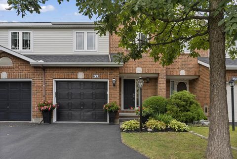 Located conveniently near Highway 417, this family-friendly community offers a warm and welcoming atmosphere. Priced under $600k, this property is a rare find. The spacious open concept floor plan boasts gleaming hardwood flooring and a chef's dream ...
