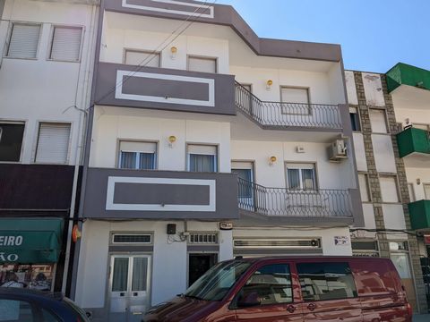 Townhouse in the village of Alcains, located 12 km from Castelo Branco. The house consists of ground floor, first floor and second floor, built in the 1980s and in an excellent condition. Ground floor: Spacious entrance hall with access to the first ...