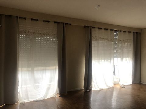 T3 in the city center close to shops. Duplex apartment on the 1st floor with elevator, in Residence with parking and secure access barrier. Kitchen, bright living room with balcony, 2 bedrooms, shower room, toilet. Cellar + box. Good overall conditio...