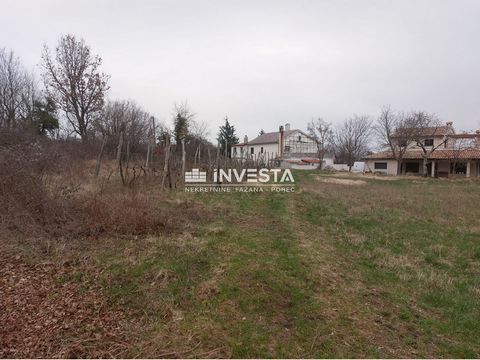 In the picturesque town of Gračišće, on elevated ground, a building plot of 1652 m2 is for sale.   The access road is drawn, the main electricity line and the water shaft are located on the land. The microlocation itself is very interesting since the...