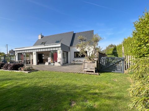 Beautiful recent house less than 500 m from the beach! A rare opportunity on the market in Port Blanc, Penvénan! Just a few minutes' walk from the beach, this magnificent modern house offers quality services. Built in 2015 with top quality materials,...