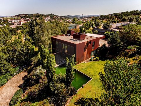 Land in Pevidém - Guimarães. The land has an area of 1.6 hectares and is composed of House V3: - Entrance hall: 20m2. - Common Room: 66m2. - Kitchen: 30m2. - 3 Suites: 41m2 - 31m2 - 28m2. - Office: 21m2. And an independent V1 villa inserted in the Ga...