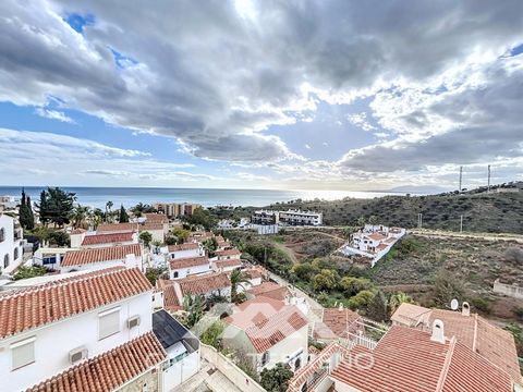 Willkommen in dieser charmanten, freistehenden Immobilie in Benajarafe! In einer fantastischen Lage an der Küste von Málaga gelegen, bietet diese Immobilie einen ruhigen und entspannten Lebensstil mit allen Annehmlichkeiten, die Sie benötigen. Das Ha...