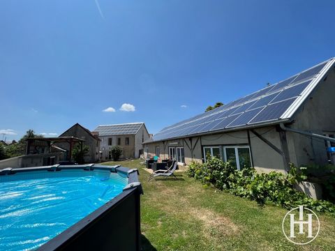 À 20 minutes de Montluçon, dans le village de Treignat, venez découvrir cette maison atypique avec sa toiture photovoltaïque. Grande bâtisse idéale pour famille nombreuse disposant d'un vaste séjour de 67m2 ouvert sur la cuisine toute équipée et une ...