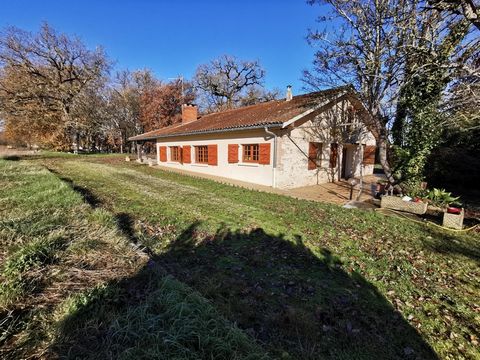 5 minutes from GIMONT in a unique setting with only fields and woods around come and visit this house of character of 132 m2 on one level composed of a beautiful entrance of 20 m2, a large living room of 45 m2 very bright facing south with fireplace ...