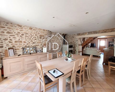 Only 6 minutes from the amenities of La Roche-Chalais, come and discover between trees and meadows this magnificent property in exposed stones of 158 m2. It consists on the ground floor of a fitted kitchen, a living room with fireplace, a shower room...
