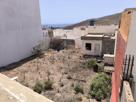 Urban plot of approximately 265 square meters for sale in La Banda. The plot has two frontis, on Calle Nuestra Señora del Carmen with road access has a frontis of about 14m approximately, and on Calle La Alpispa with pedestrian access, it also has a ...