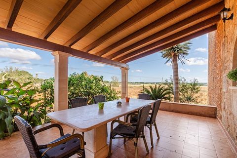 Diese charmante Villa in der Nähe von Ses Salines im Süden Mallorcas bietet einen herrlichen Rückzugsort für bis zu 6 Gäste. Mit einer traditionellen Steinfassade strahlt sie Wärme und Charakter aus. Das Anwesen verfügt über einen geräumigen Innenber...