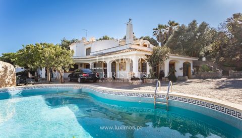 Dieses überraschende und malerische Anwesen mit Schwimmbad , in Mexilhoeira Grande , Portimão, Algarve, auf einem Grundstück von ca. 4000 m², hat einen natürlichen Charme. Mit großen Innen- und Außenbereichen besteht dieses Anwesen aus einem zweistöc...